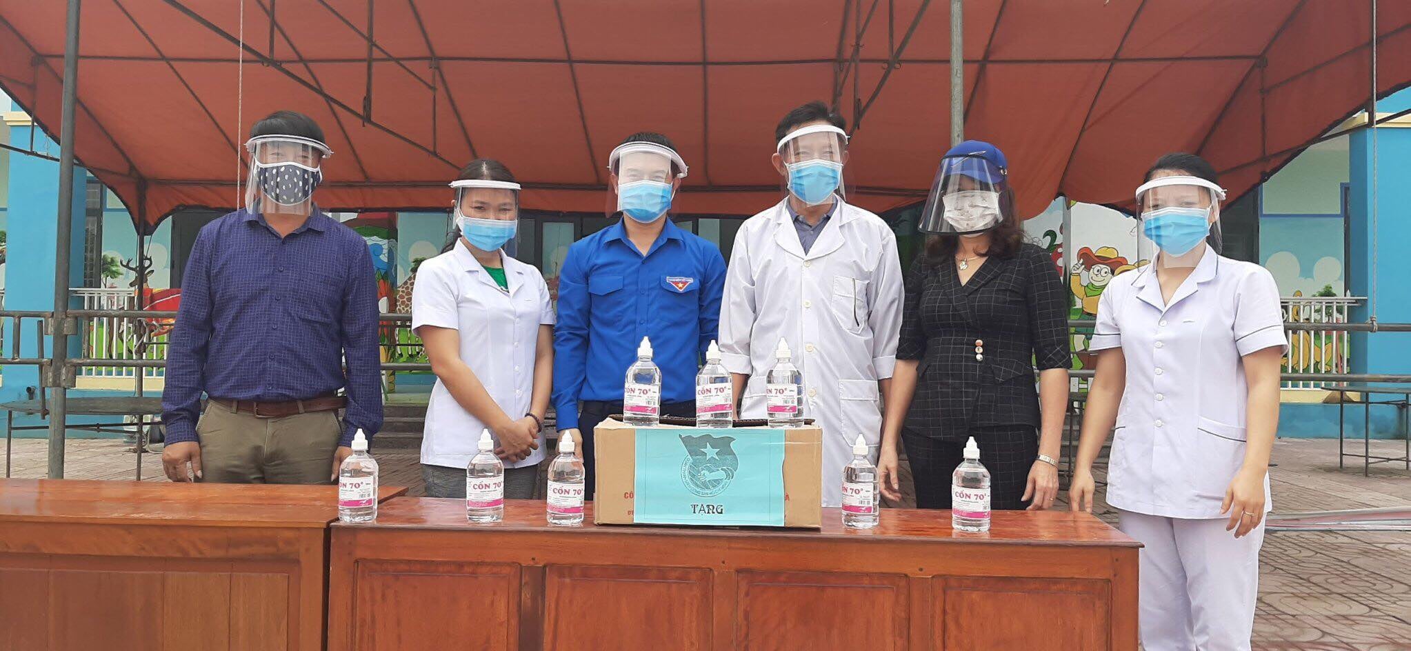 Huyện đoàn trao tặng vatajtuw y tế cho khu cách ly Cẩm Trung