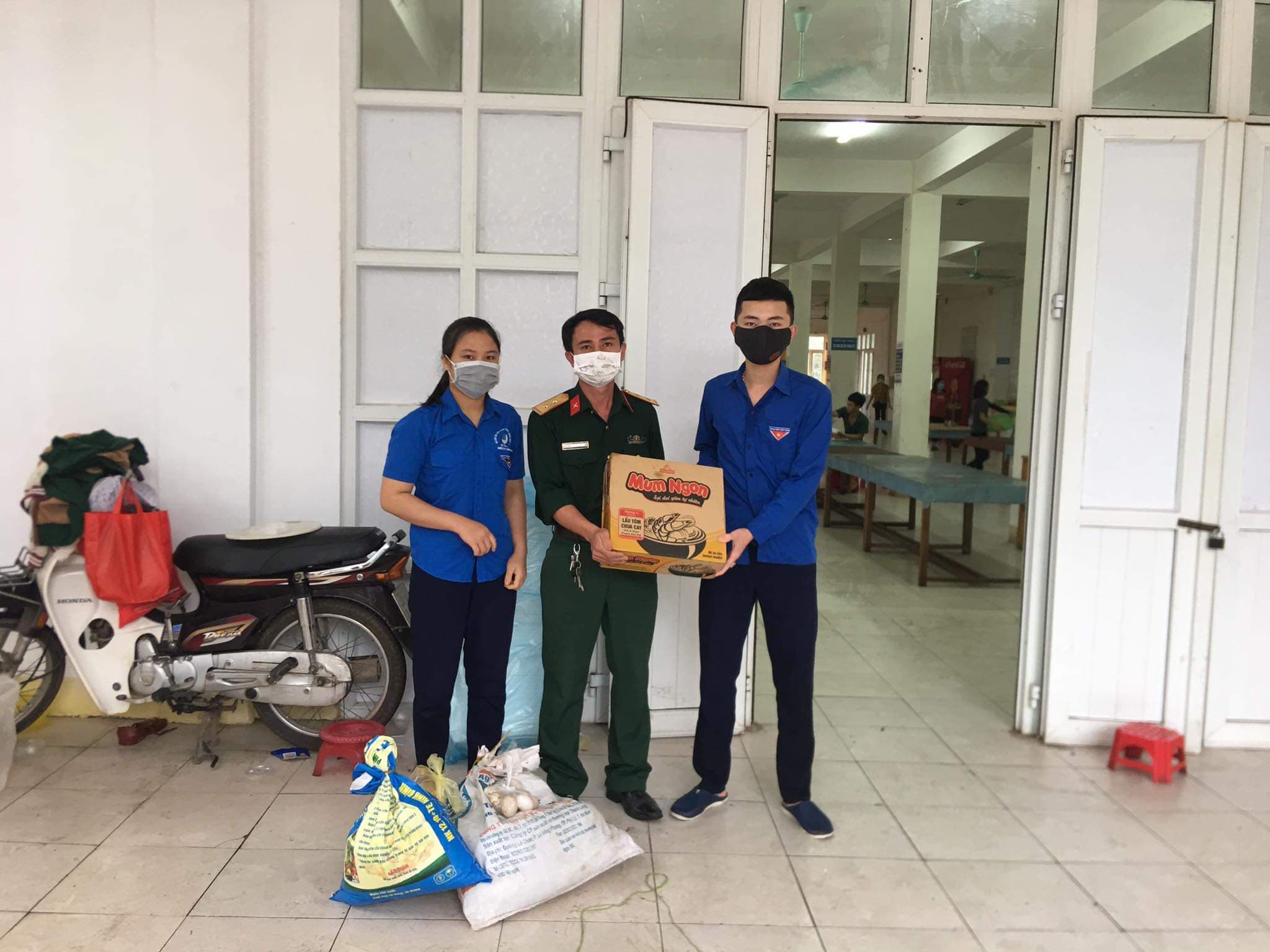 THPT Cẩm Bình trao tặng cho khu cách ly ĐH Hà Tĩnh 1