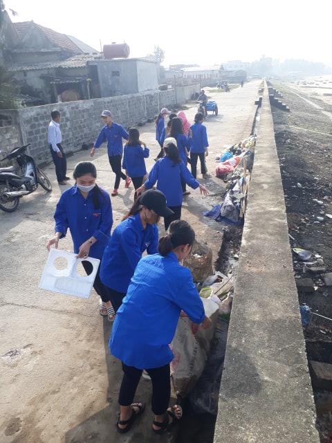 Thu gom rác thải tại kè biển Thiên Càm