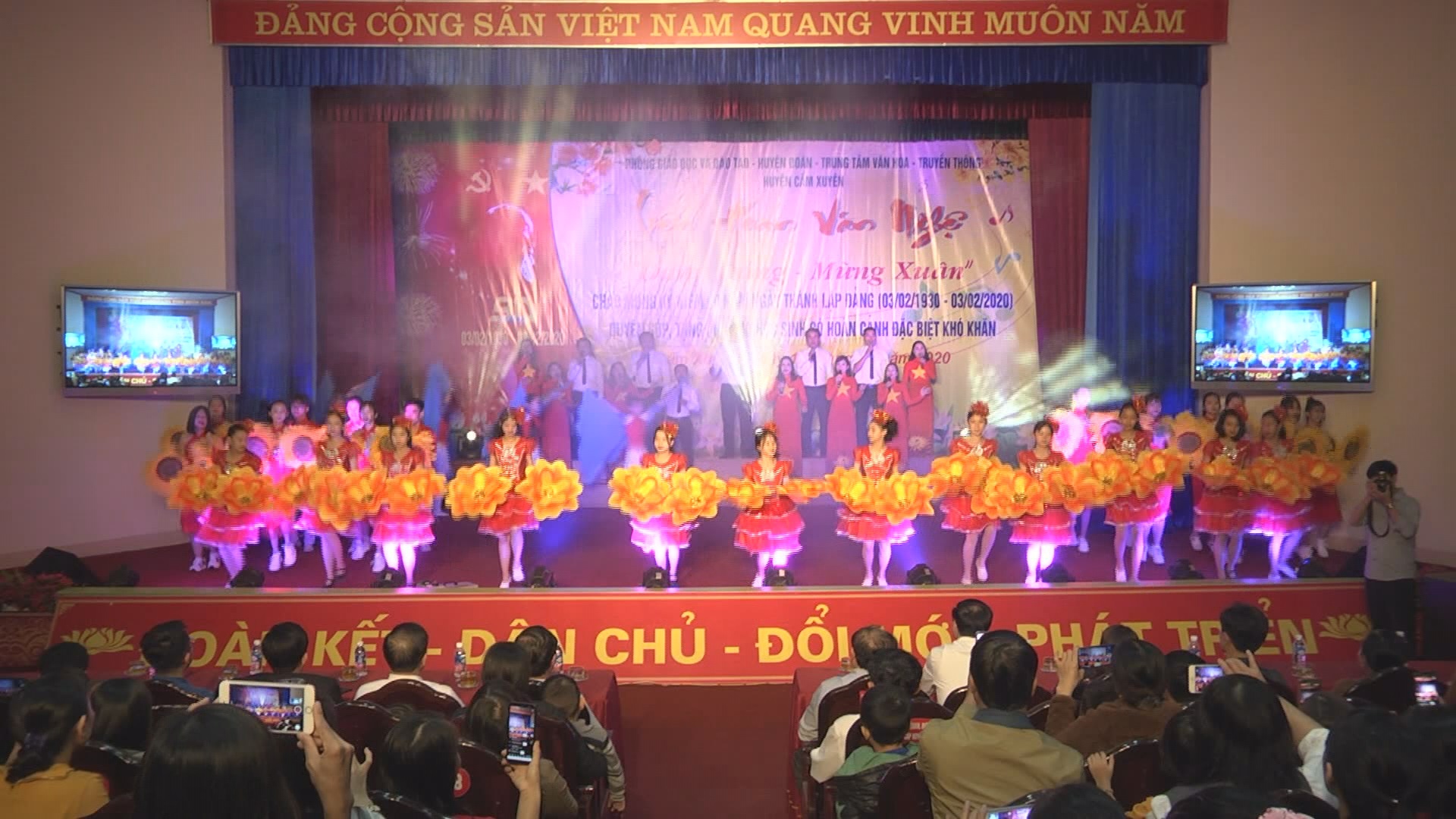 Huyện Cẩm Xuyên : Giao lưu văn nghệ “ Mừng Đảng – Mừng Xuân”