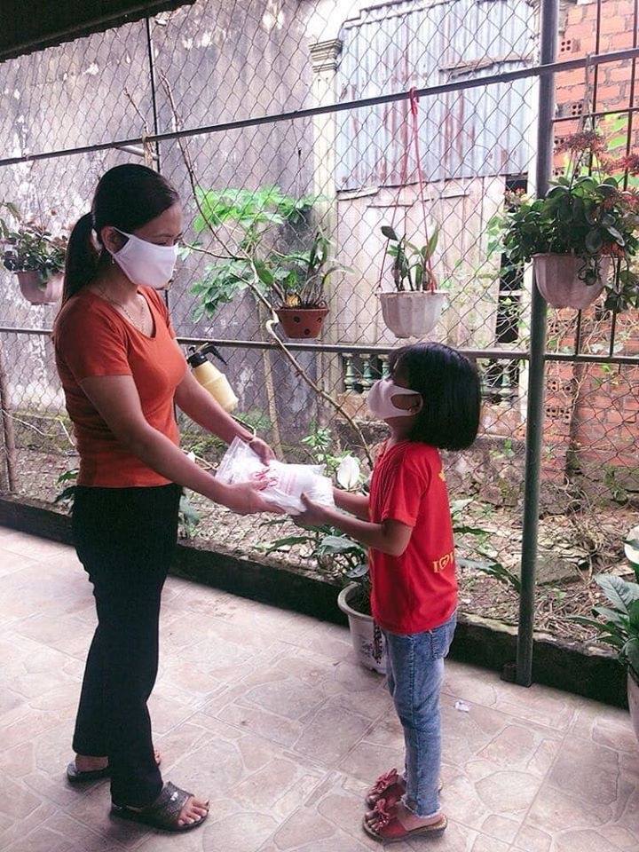 em Ng.T. Khánh Ngân dùng tiền tiết kiệm mua khẩu trang ủng hộ chống dịch