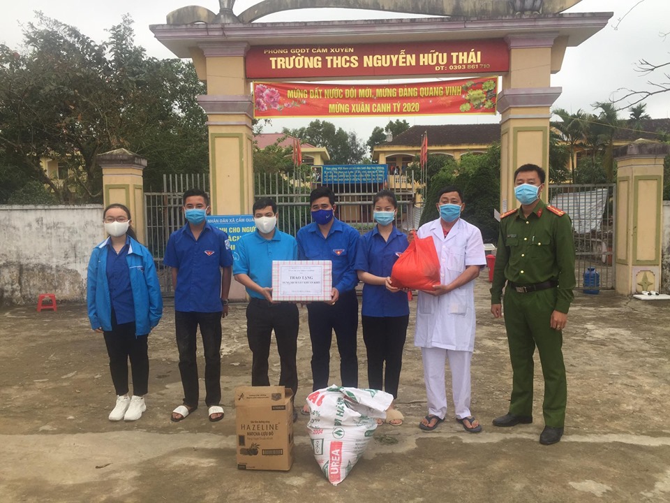 THPT Cẩm Bình tặng nhu yếu phẩm 30 chai dung dịch sát khuẩn cho Cẩm Quang