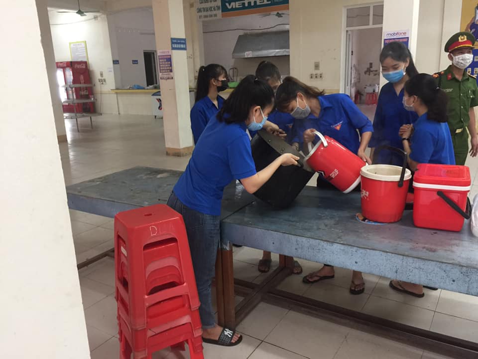 ĐVTN Cẩm VỊnh phát cháo tại khu cách ly ĐH Hà Tĩnh