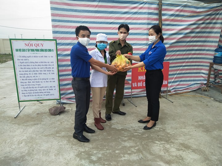 Đoàn Cẩm Quan chia sẻ với các cán bộ làm nhiệm vụ