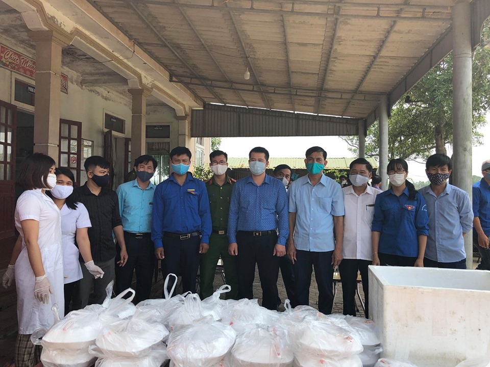Chình quyền xã Nam Phúc Thăng tặng các suất cơm tại khu cách ly