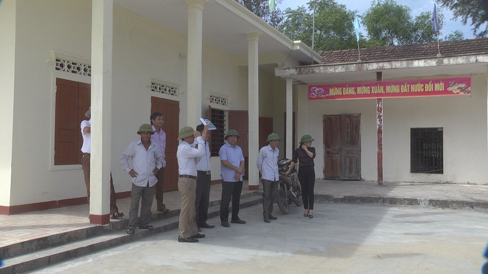 Đồng chí chủ tịch UBND huyện đi kiểm tra tiến độ xây dựng NTM năm 2018 tại các xã Cẩm Hòa và Cẩm Dương.