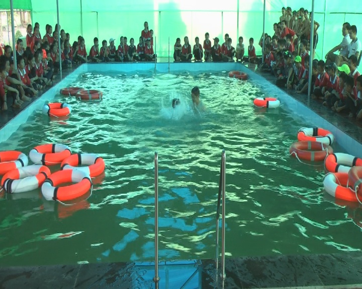 Trường THCS Thị trấn Cẩm Xuyên đưa môn bơi lội vào dạy ở trường học