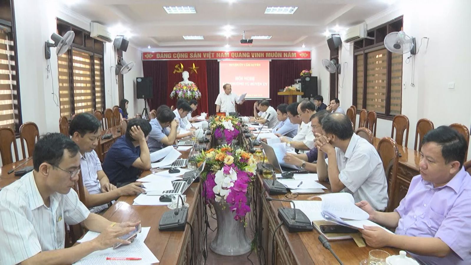 Ban Thường vụ huyện ủy Cẩm Xuyên họp bàn việc thực hiện Đề án sáp nhập xã, thị trấn giai đoạn 2019 – 2021