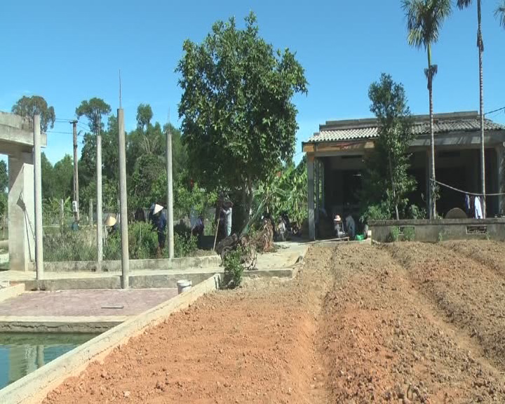 Ban chỉ đạo xây dựng NTM huyện kiểm tra việc thực hiện tiêu chí khu dân cư mẫu, vườn mẫu ở xã Cẩm Phúc