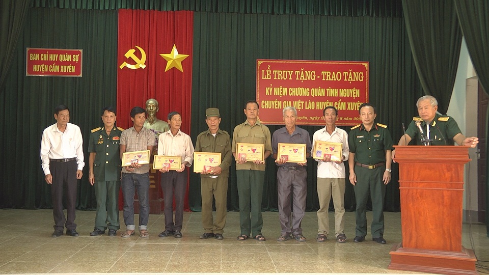 Lễ truy tặng, trao tặng kỷ niệm chương quân tình nguyện, chuyên gia Việt - Lào.
