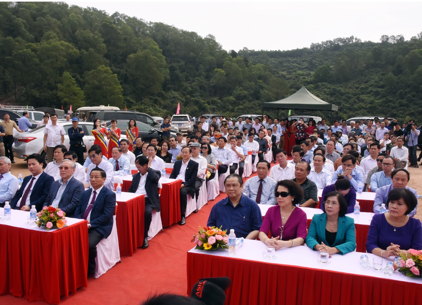 Đại biểu TW, Thành Phố Hồ Chí Minh và các đồng chí lãnh đạo Tỉnh, huyện Cẩm Xuyên tham dự lễ khánh thành. (ảnh Hương Thành)