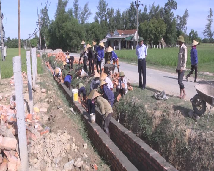 Các đồng chí lãnh đạo Huyện ủy, HĐND huyện kiểm tra tiến độ làm kênh mương tại xã Cẩm Phúc