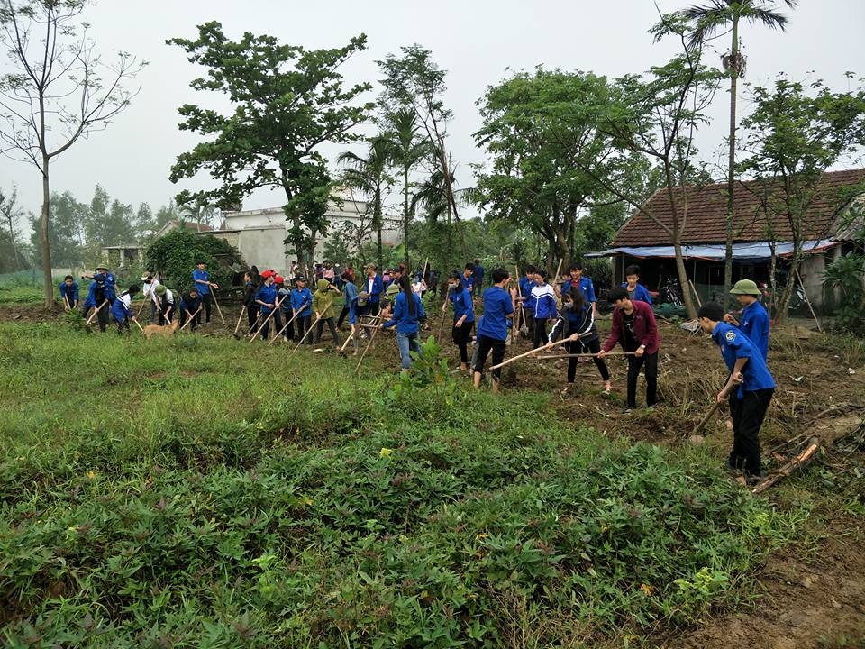 Đoàn viên thanh niên trường PTTH Hà Huy Tập và đoàn xã Cẩm Hà ra quân chỉnh trang vườn hộ tại xã Cẩm Hà.
