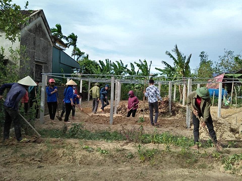 Đoàn TN xã Cẩm Duệ tham gia lao động chỉnh trang vườn hộ