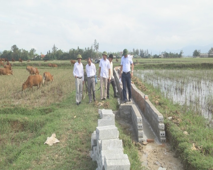 Các đồng chí lãnh đạo ban chỉ đạo xây dựng NTM huyện kiểm tra hệ thống kênh mương