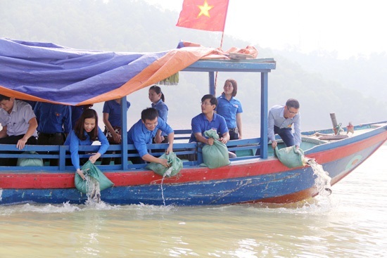 Tuổi trẻ Cẩm Xuyên phối hợp tổ chức Chương trình “Thả cá vì lợi ích cộng đồng” năm 2016.