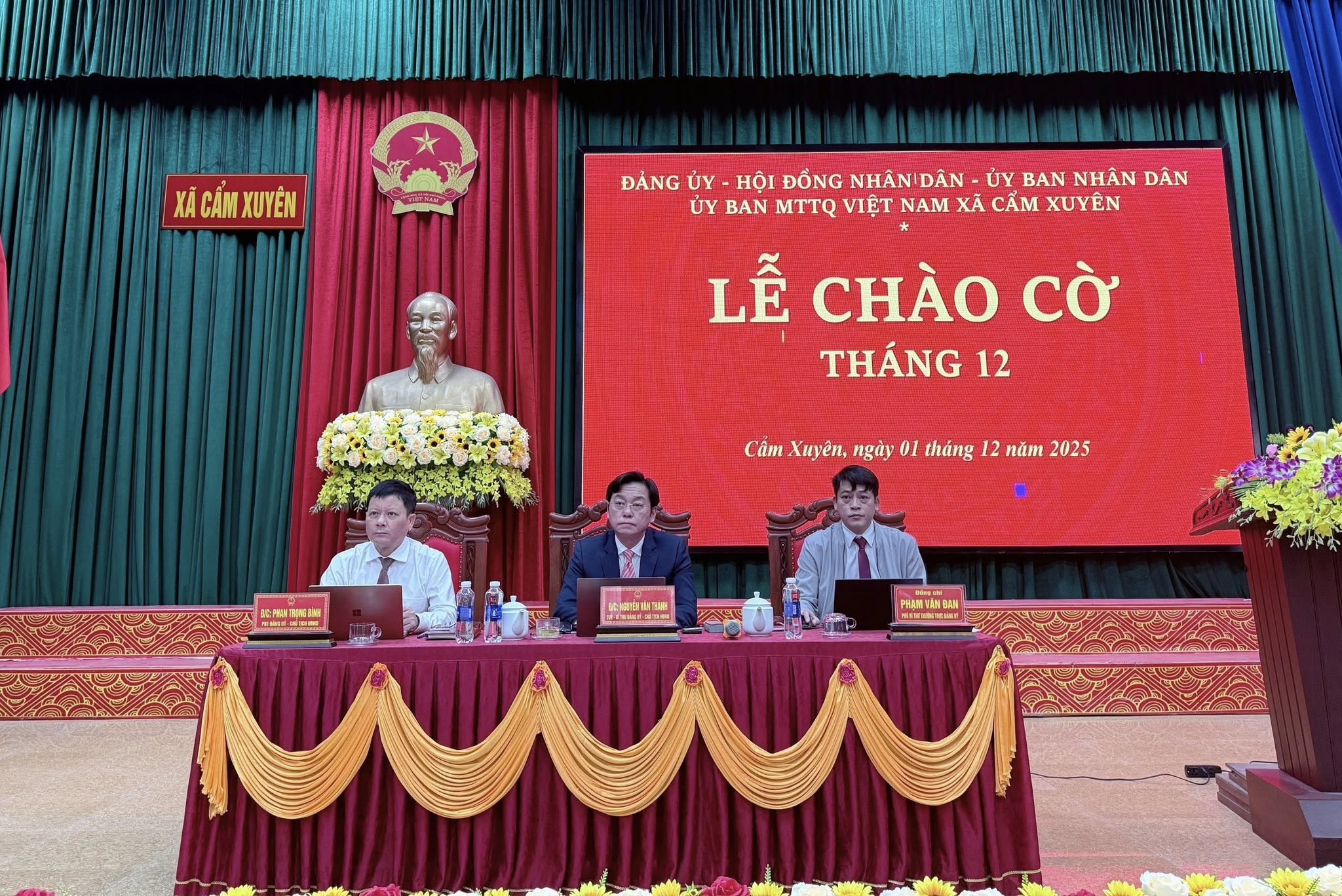 Xã Cẩm Xuyên tổ chức lễ chào cờ đầu tháng gắn với phát động ủng hộ đồng bào vùng lũ.