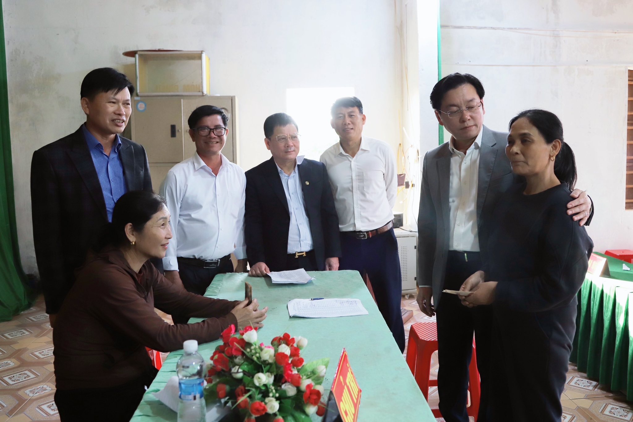 Xã Cẩm Xuyên chi trả quà tết của Đảng và nhà nước cho 2.655 đối tượng. 