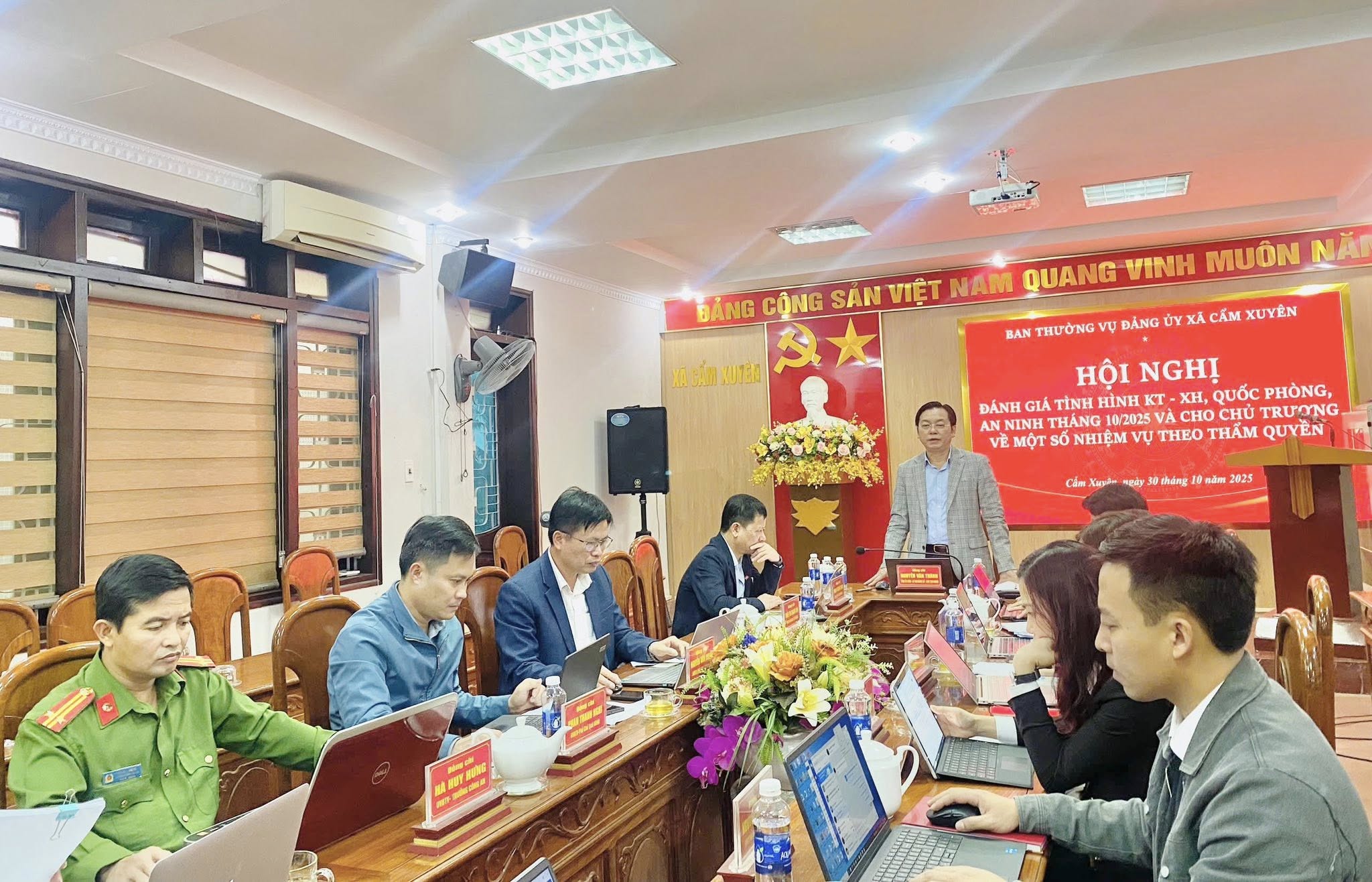 Đảng ủy xã tổ chức hội nghị đánh giá tình hình Kinh tế-Xã hội, quốc phòng, an ninh tháng 10/2025 và cho chủ trương về một số nhiệm vụ theo thẩm quyền 