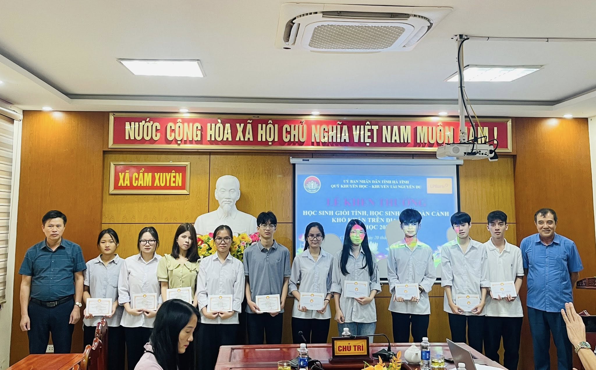 Lễ khen thưởng học sinh giỏi tỉnh, học sinh có hoàn cảnh khó khăn trên địa bàn xã Cẩm Xuyên năm học 2024-2025