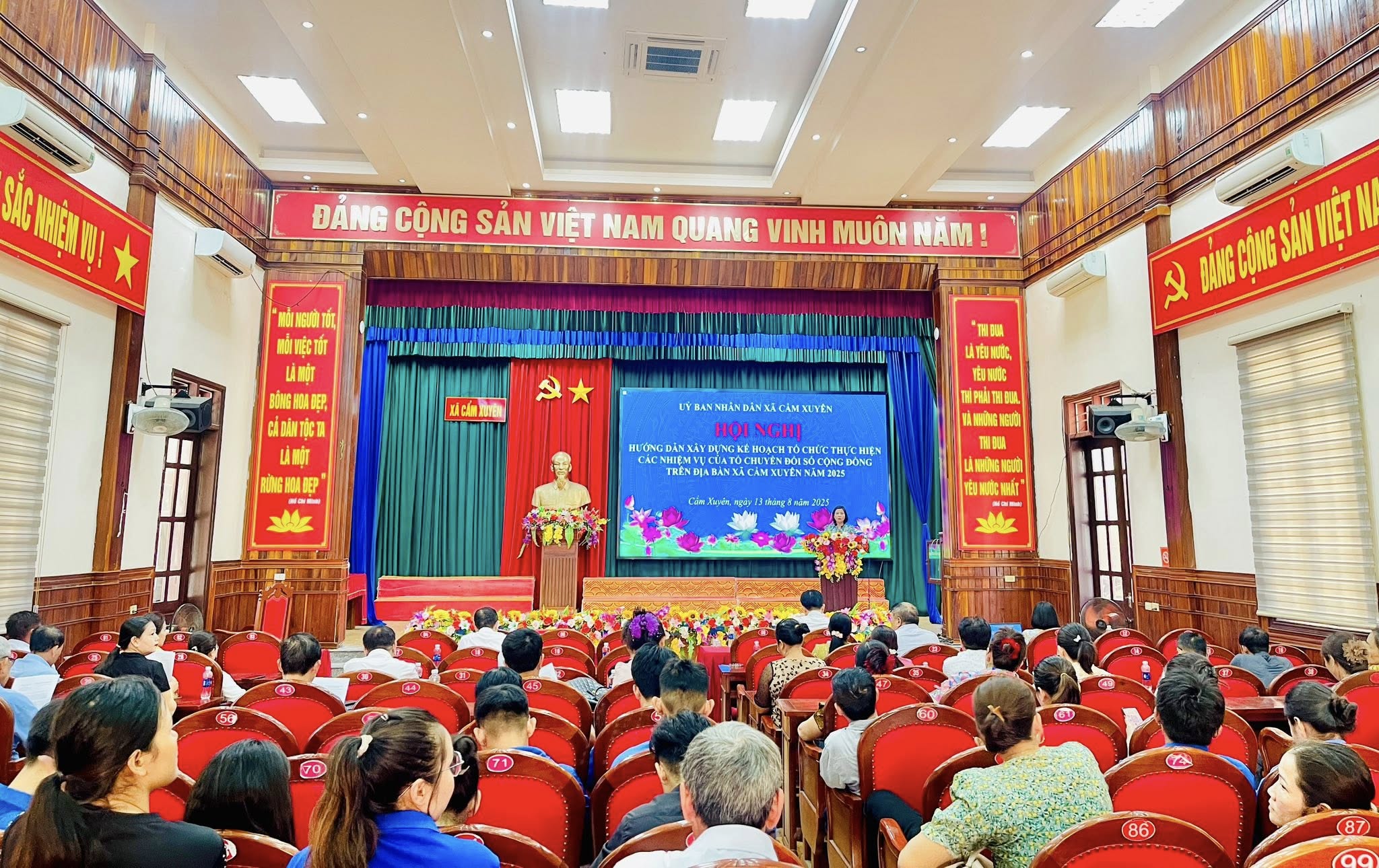 UBND xã Cẩm Xuyên tổ chức hội nghị "Hướng dẫn xây dựng kế hoạch tổ chức thực hiện các nhiệm vụ của Tổ chuyển đổi số cộng đồng trên địa bàn xã năm 2025"