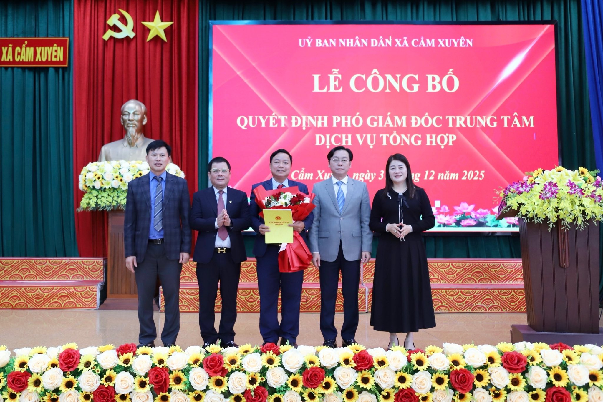 Xã Cẩm Xuyên tổ chức công bố và trao quyết định về công tác cán bộ