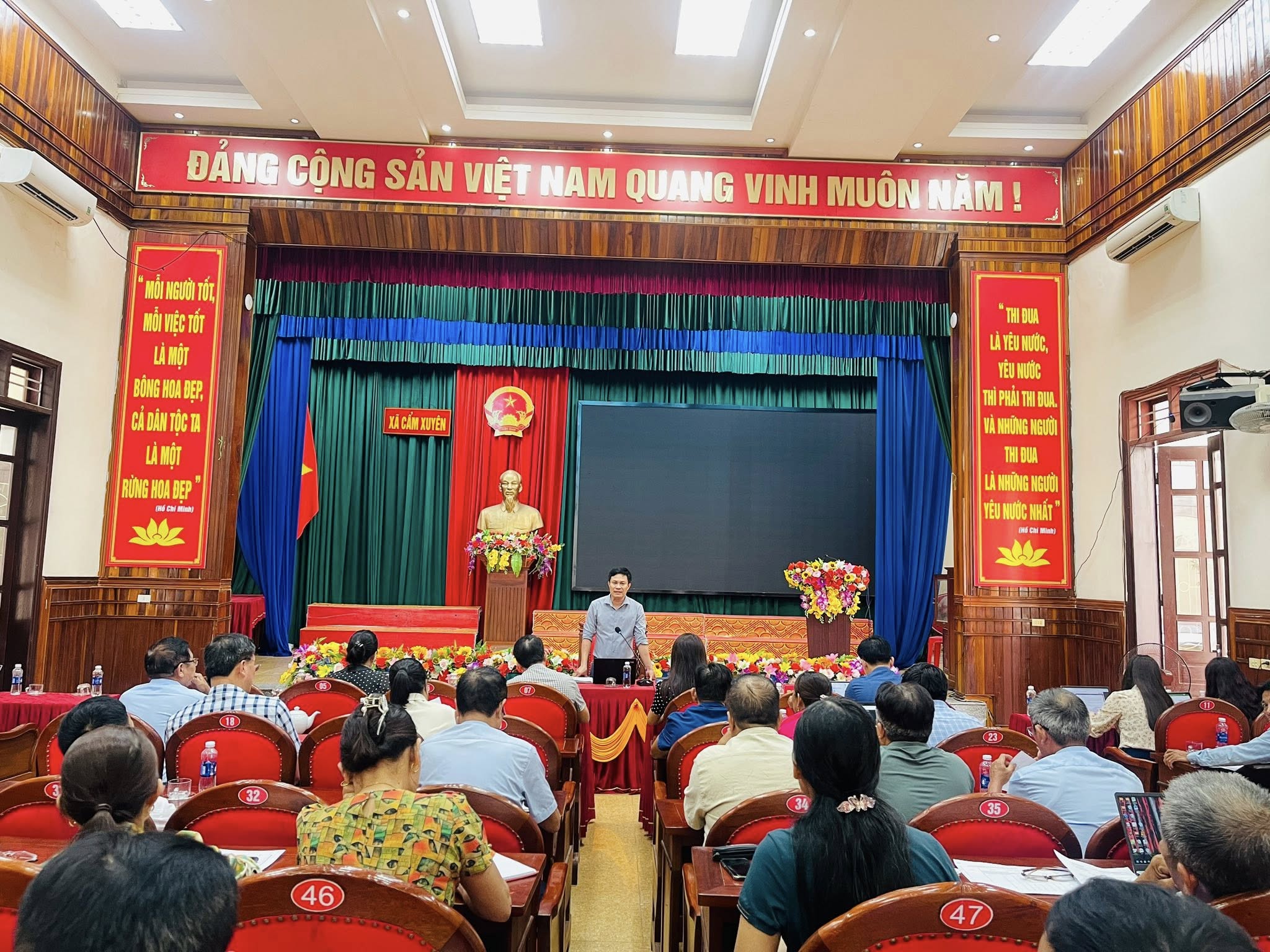 Xã Cẩm Xuyên tổ chức Hội nghị “Triển khai thu hoạch lúa hè thu và thống kê thiệt hại do cơn bão số 5 gây ra”