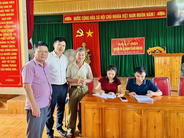 Xã Cẩm Xuyên tổ chức phát quà 02/9 của Chính phủ cho bà con nhân dân trên địa bàn xã