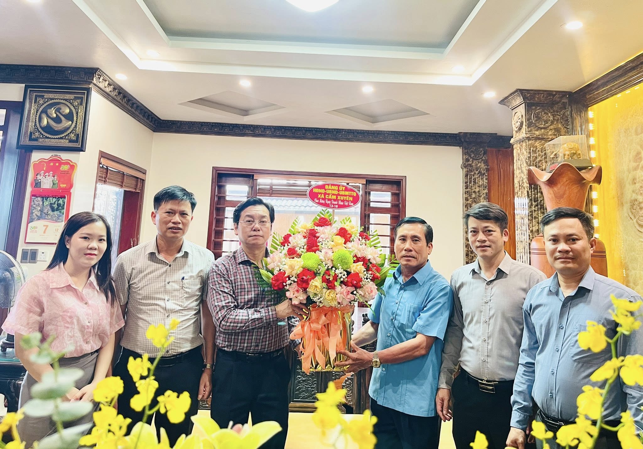 Lãnh đạo xã Cẩm Xuyên chúc mừng đại diện các doanh nghiệp nhân ngày Doanh nhân Việt Nam 13/10