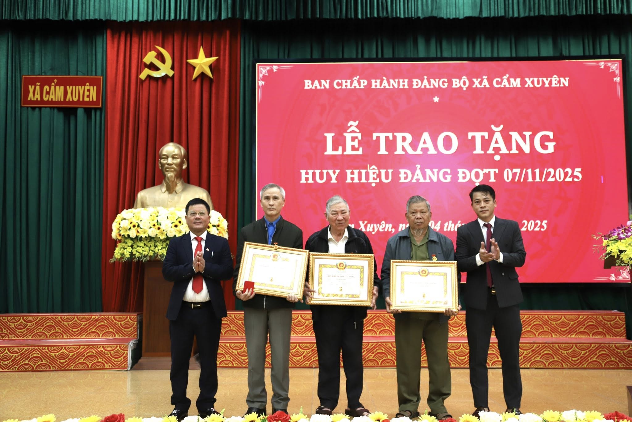 	Đảng bộ xã Cẩm Xuyên tổ chức lễ trao tặng Huy hiệu Đảng cho đảng viên đợt 7/11/2025.