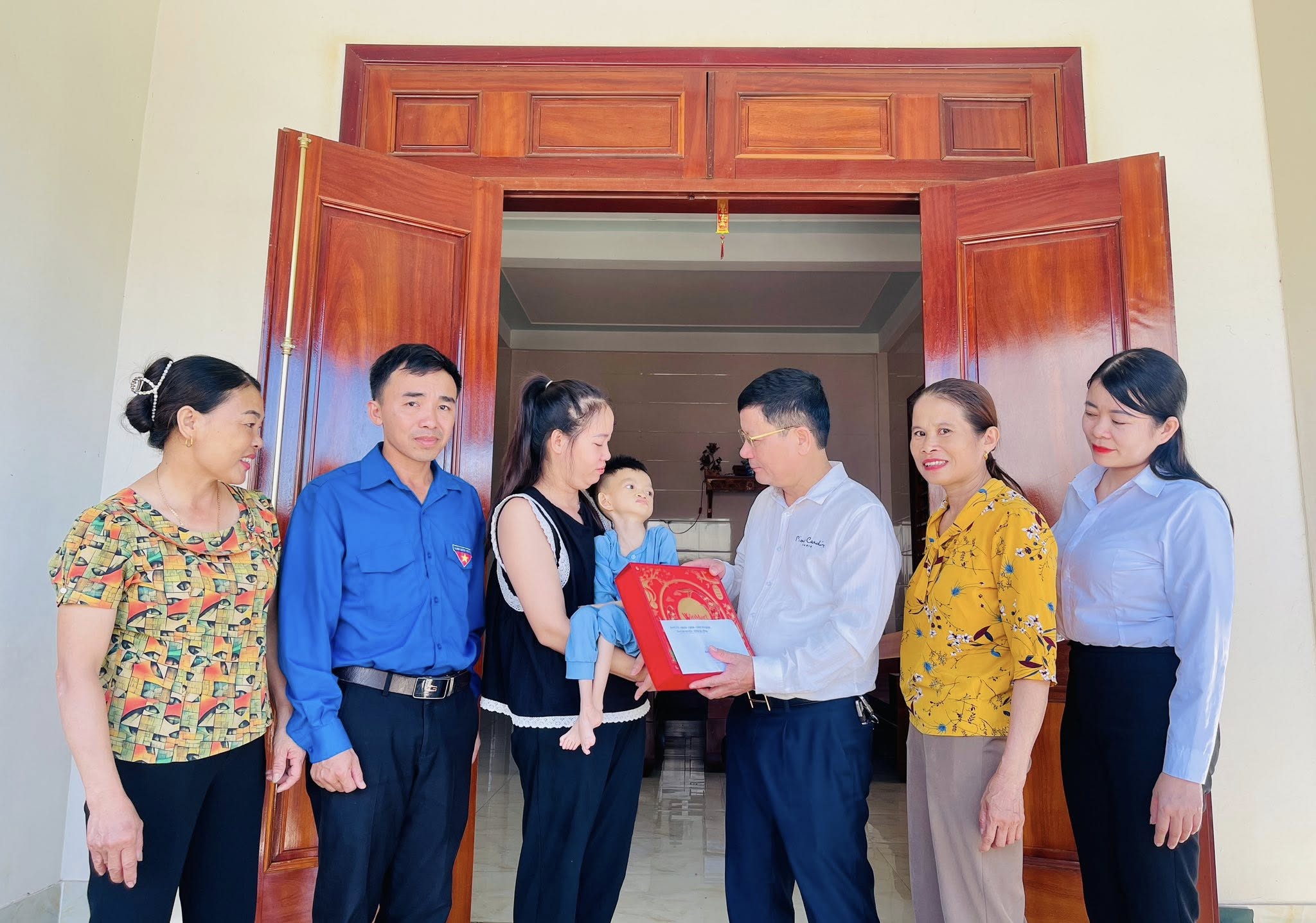 Xã Cẩm Xuyên trao 56 suất quà trung thu ấm áp đến các em thiếu nhi có hoàn cảnh khó khăn trên địa bàn