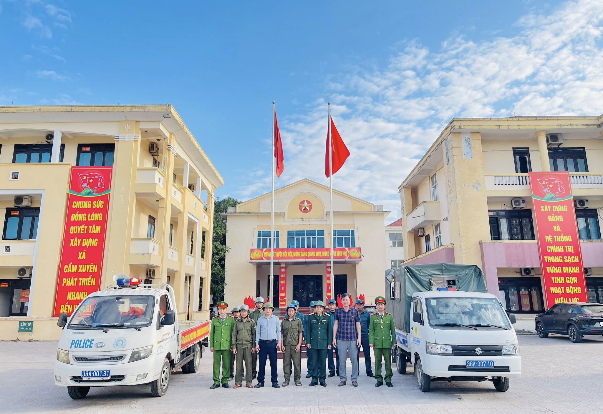 Cẩm Xuyên ra quân giải tỏa hành lang an toàn giao thông trên địa bàn xã 