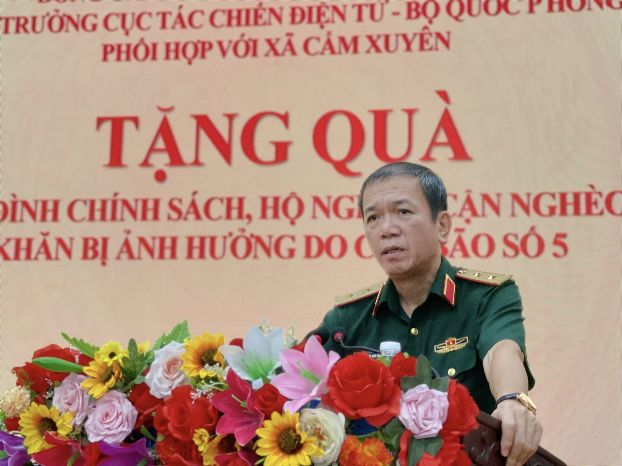 Trung tướng Trần Hoài Sơn - Cục Trưởng Cục Tác Chiến diện tử, Bộ Quốc phòng pặng 100 suất quà cho gia đình chính sách, hộ nghèo, hộ cận nghèo và các hộ bị ảnh hưởng do cơn bão số 5 gây ra trên địa bàn xã Cẩm Xuyên
