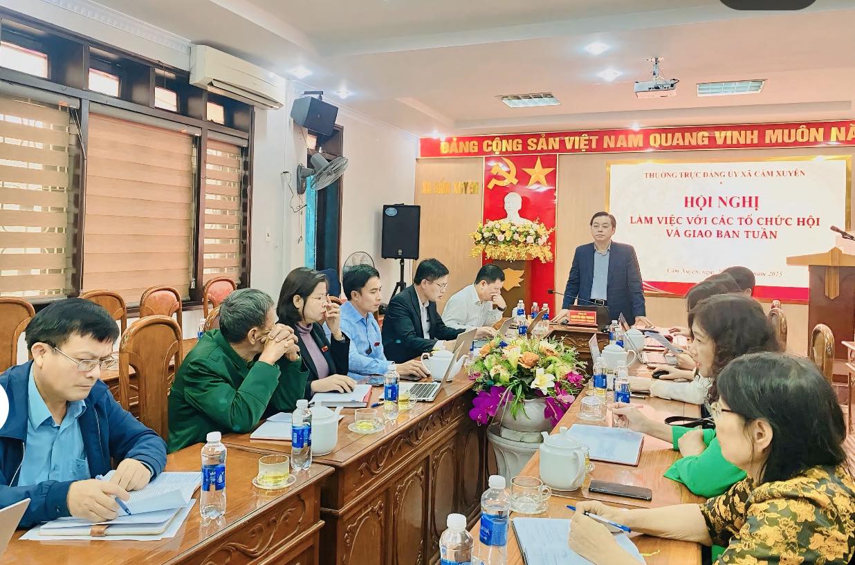 Xã Cẩm Xuyên tổ chức hội nghị làm việc với các tổ chức hội quần chúng và giao ban tuần