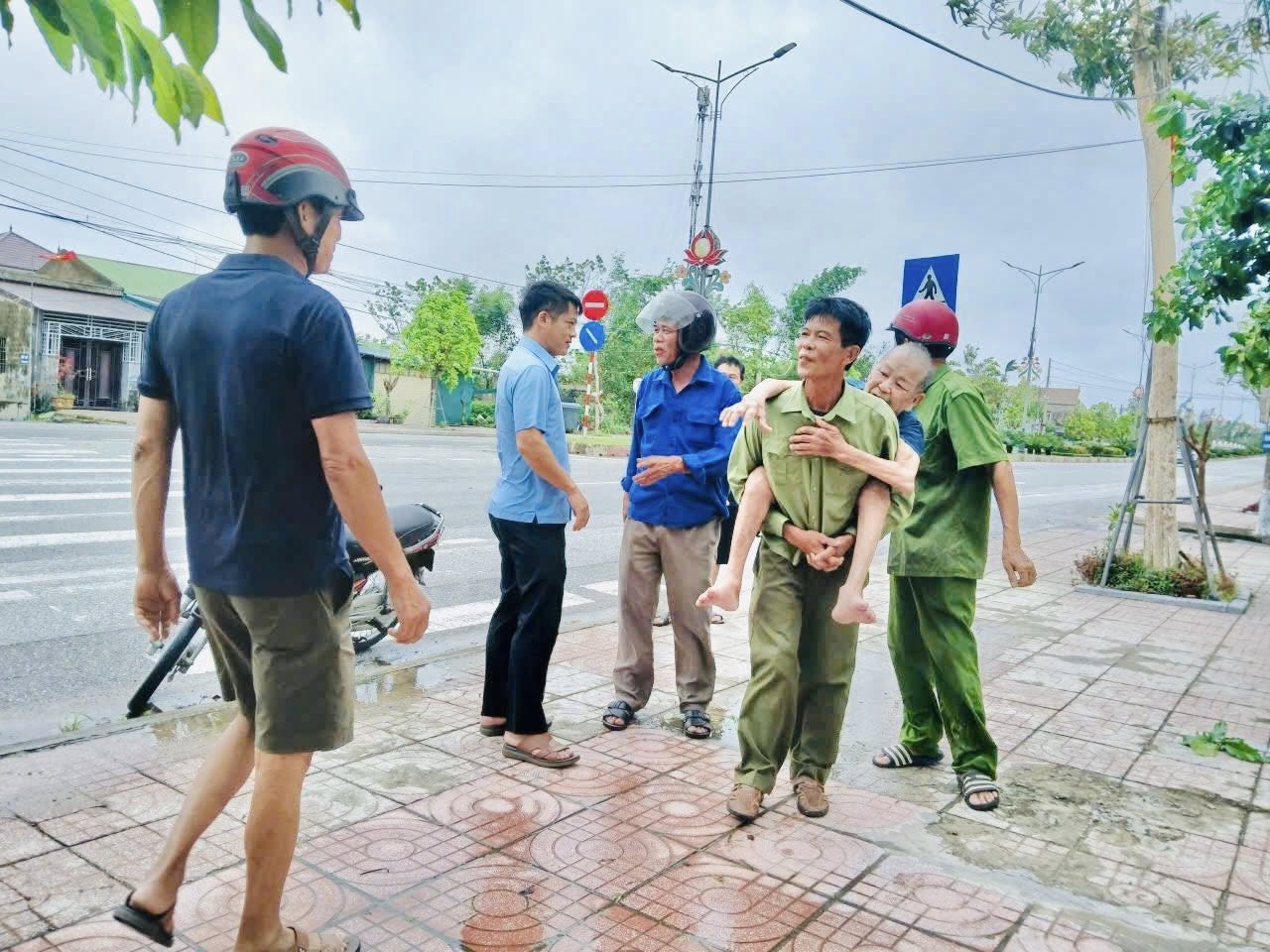 Xã Cẩm Xuyên: Chung sức phòng, chống bão số 10 - Không để ai bị bỏ lại phía sau 
