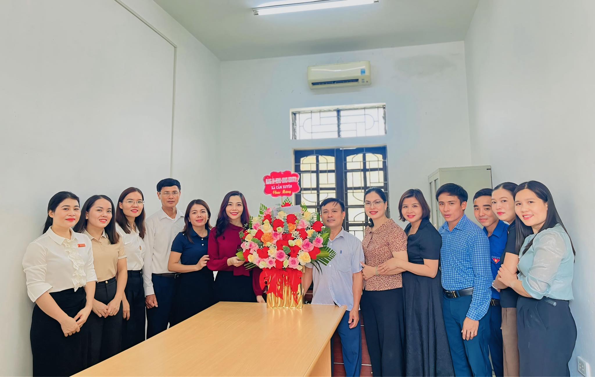 Xã Cẩm Xuyên tặng hoa chúc mừng Kỷ niệm 34 năm Ngày Quốc tế Người cao tuổi (01/10/1991 – 01/10/2025) 