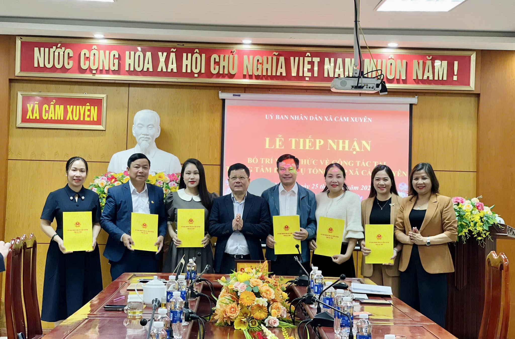 Lễ tiếp nhận viên chức về công tác tại Trung tâm dịch vụ tổng hợp xã Cẩm Xuyên 