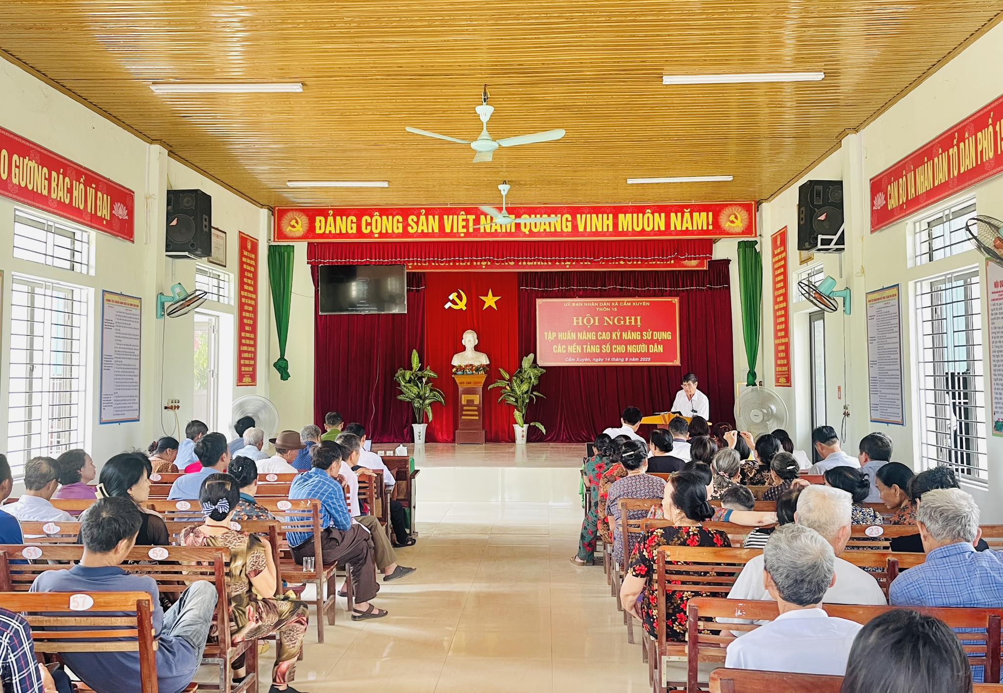 Xã Cẩm Xuyên tổ chức Hội nghị tập huấn kỹ năng sử dụng các nền tảng số cho người dân tại thôn 15