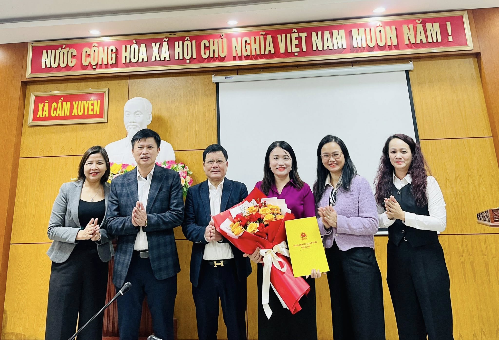 Cẩm Xuyên đón nhận viên chức y tế biệt phái, nâng cao chất lượng chăm sóc sức khỏe nhân dân