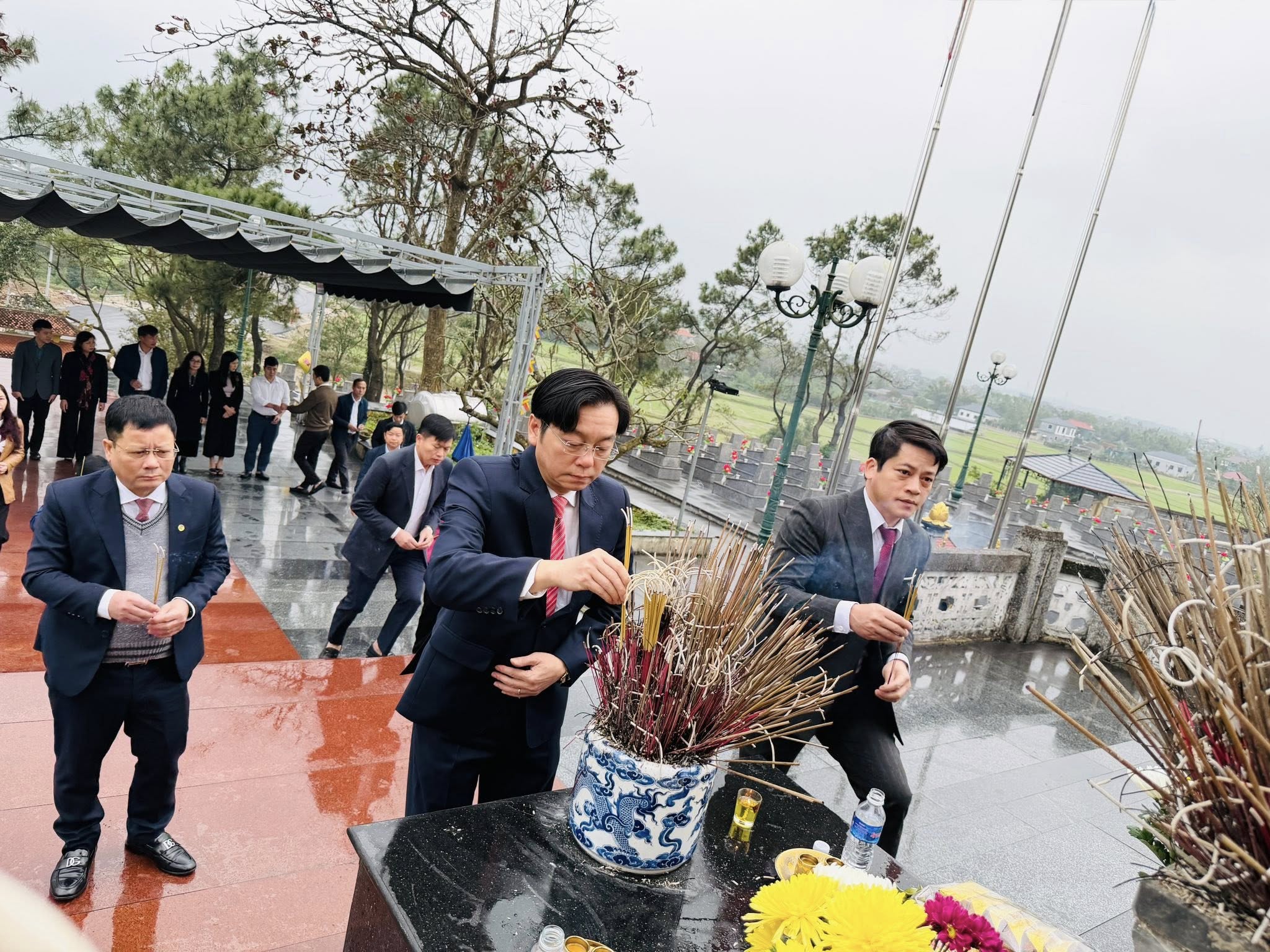 Xã Cẩm Xuyên thành kính dâng hương tri ân các Anh hùng liệt sỹ.