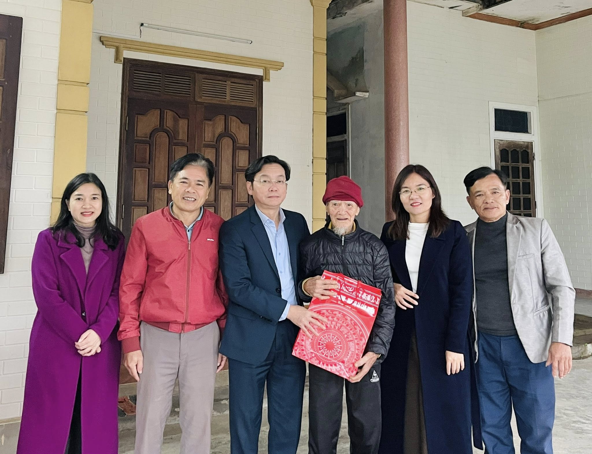 Cẩm Xuyên tổ chức thăm hỏi, trao quà đảng viên cao tuổi đảng trên 70 năm tuổi đảng, người có công, chúc thọ người cao tuổi nhân Kỷ niệm 96 năm Ngày thành lập Đảng Cộng sản Việt Nam và Tết nguyên đán Bính Ngọ 2026.