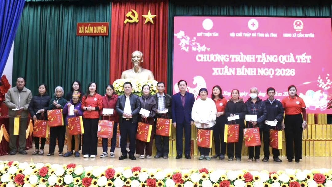 Xã Cẩm Xuyên tặng quà tết Bính Ngọ năm 2026. 