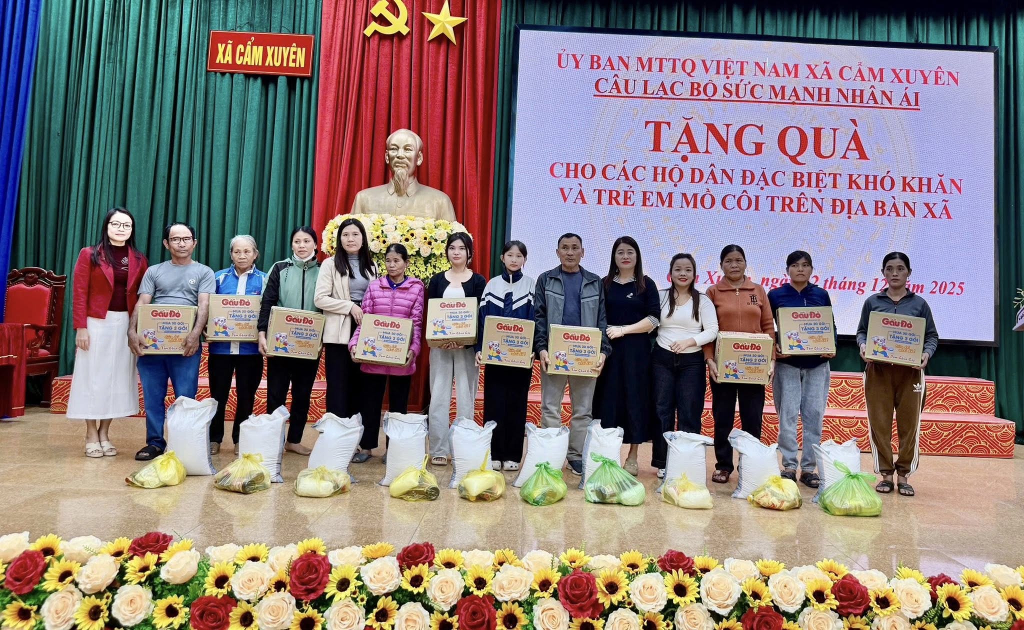 Uỷ ban MTTQ xã Cẩm Xuyên tổ chức trao quà cho hộ khó khăn và trẻ em mồ côi