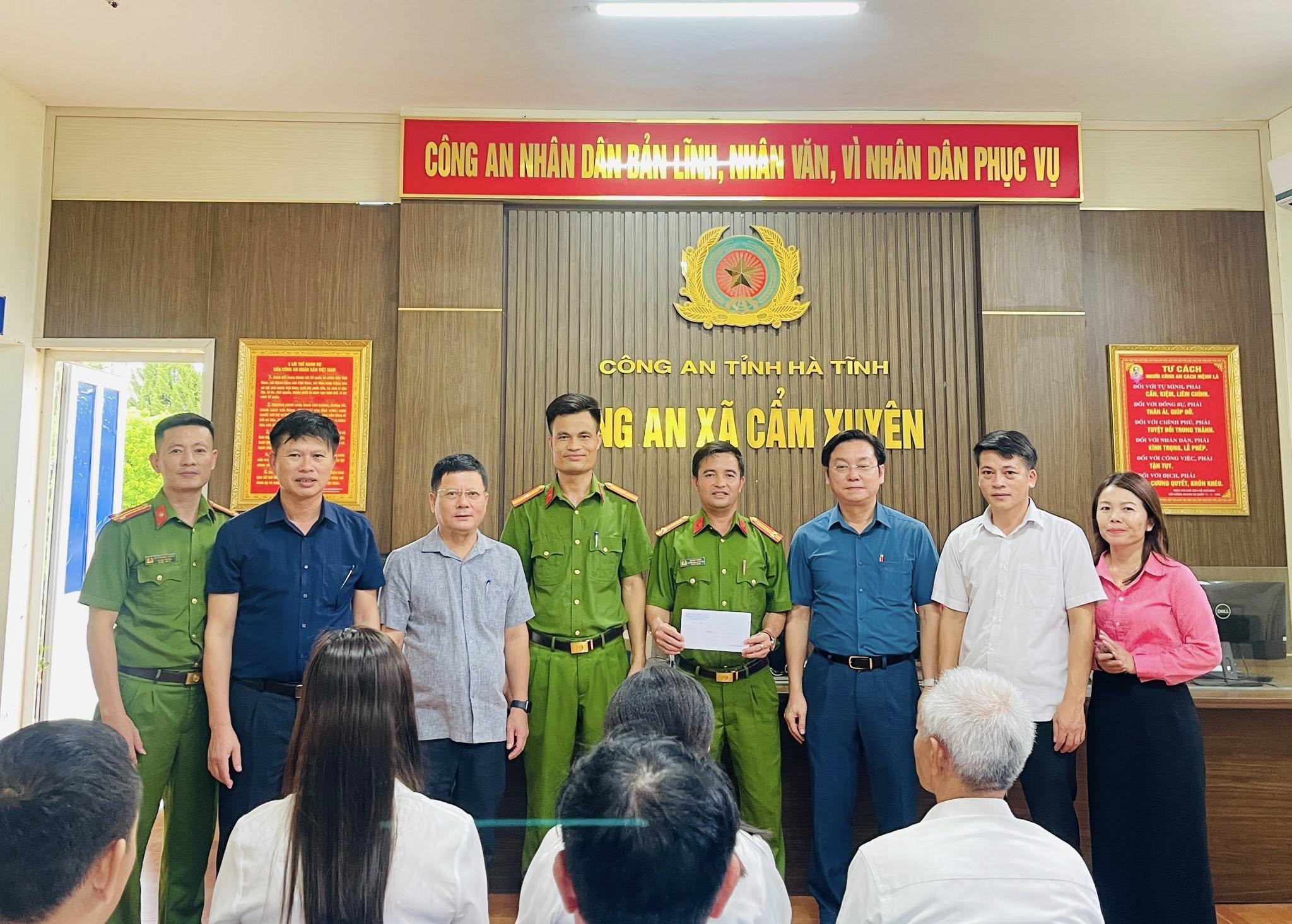 Đảng ủy, HĐND, UBND, Uỷ ban MTTQ xã Cẩm Xuyên đến thăm và động viên quá trình cán bộ công an xã tham gia thực hiện đổi thẻ đảng viên gắn chíp