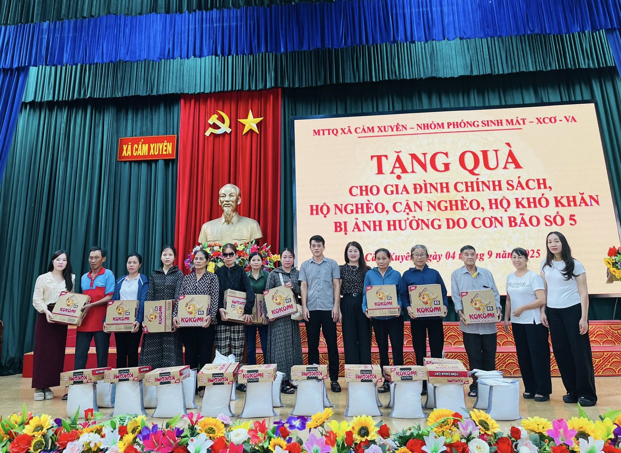 Ban Thường trực Ủy ban MTTQ xã phối hợp nhóm Phóng sinh Mát - xcơ - va tặng quà cho gia đình chính sách, hộ nghèo, hộ cận nghèo, hộ khó khăn xã Cẩm Xuyên bị ảnh hưởng do cơn bão số 5