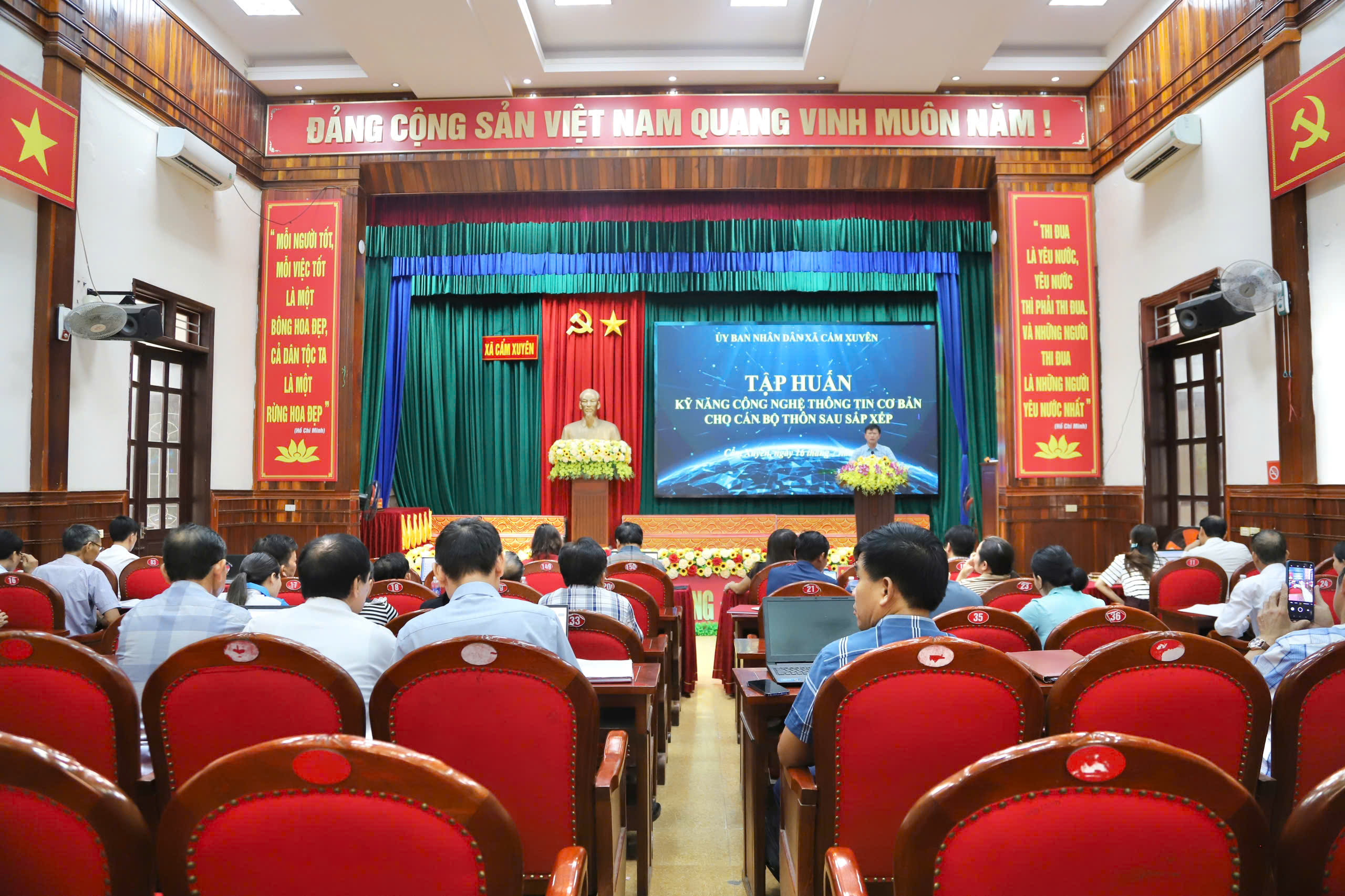 Xã Cẩm Xuyên khai mạc lớp đào tạo, tập huấn kỹ năng số cho cán bộ thôn sau sáp nhập.