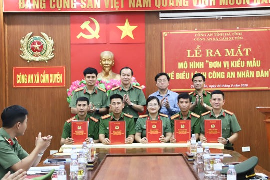 Công an xã Cẩm Xuyên-Tỉnh Hà Tĩnh tổ chức Lễ ra mắt mô hình “Đơn vị kiểu mẫu về Điều lệnh Công an nhân dân”. 