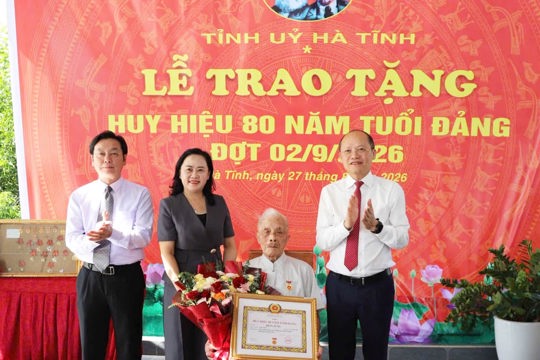 Xã Cẩm Xuyên trao tặng huy hiệu đảng đợt 2/9 cho 202 đảng viên