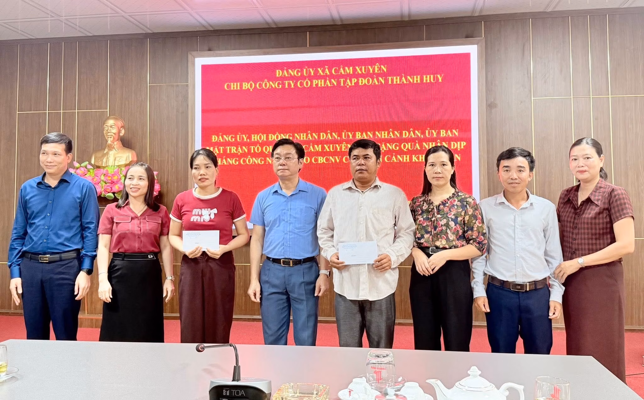 Xã Cẩm Xuyên tổ chức thăm hỏi, tặng quà công nhân nhân tháng công nhân năm 2026