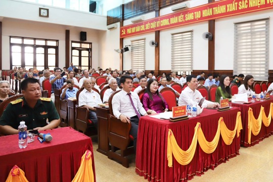 Đảng bộ xã Cẩm Xuyên long trọng tổ chức Lễ trao tặng Huy hiệu Đảng đợt 19/5/2026 cho 49 đảng viên.